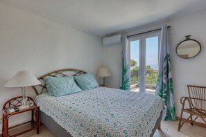 5 bedrooms, internet, bed sheets - Villa with pool and sea view - on Gigaro - in the heart of a green area (La Croix-Valmer)