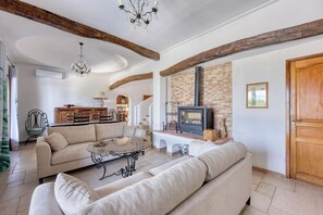 Living area - Villa with pool and sea view - on Gigaro - in the heart of a green area (La Croix-Valmer)