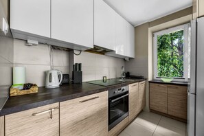 Kühlschrank, Ofen, Geschirrspüler, Kochgeschirr/Geschirr/Besteck