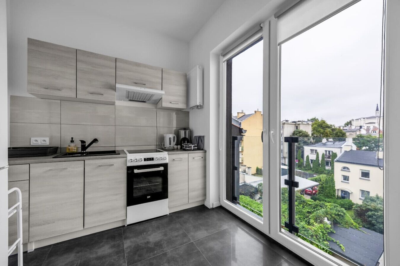 Een koelkast, een oven, een kookplaat, een vaatwasser