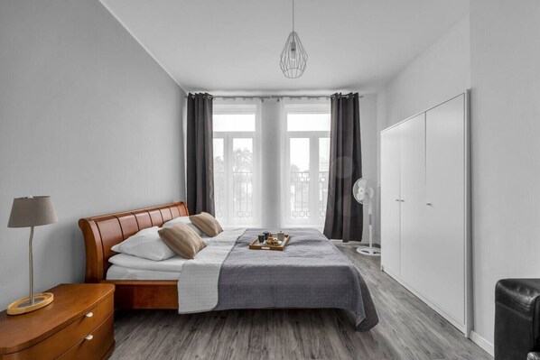 1 habitación, tabla de planchar con plancha, wifi gratis y ropa de cama 