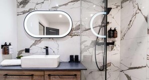 Dusche, Haartrockner, Shampoo