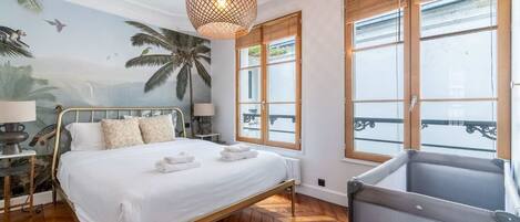 2 bedrooms, desk, iron/ironing board, WiFi