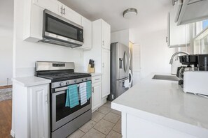 Fridge, microwave, oven, stovetop - 3 Beds, 2 Units, Close to Beach & Bars (San Diego)