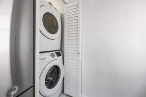 Interior - 3 Beds, 2 Units, Close to Beach & Bars (San Diego)