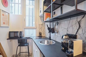 Kühlschrank, Herdplatte, Wasserkocher mit Kaffee-/Teezubehör, Toaster