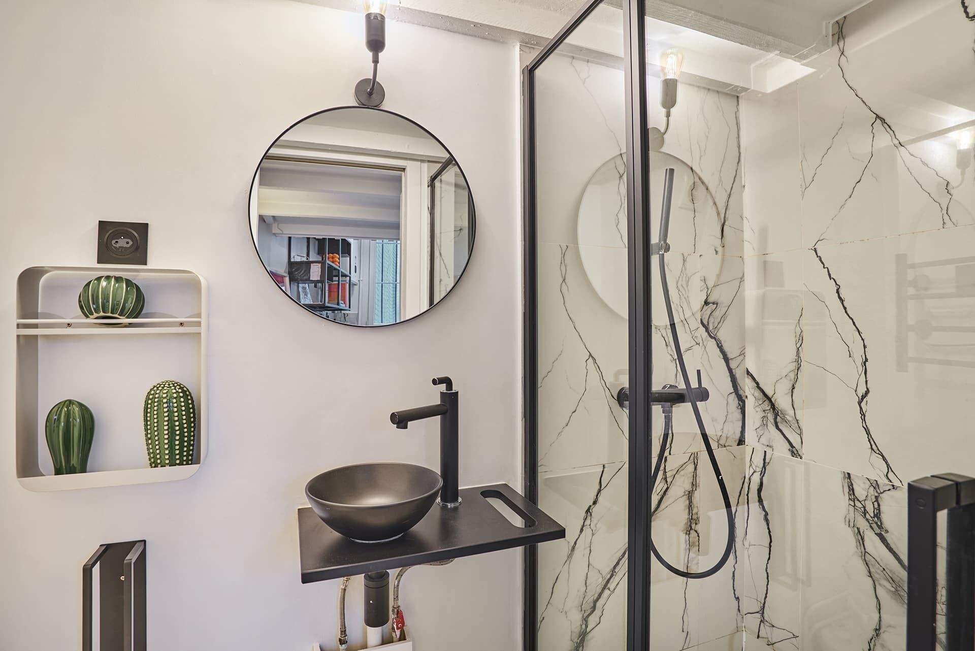 Douche, sèche-cheveux, shampoing