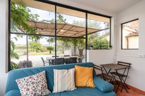 TV, fireplace, stereo