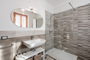 Shower, hair dryer, towels - Apartment 'Marcobando' with Private Garden, Wi-Fi and Air Conditioning (Lucca)
