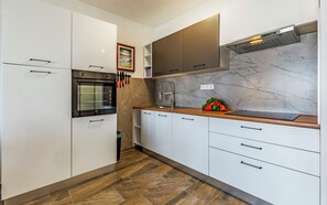 Jääkaappi, mikroaaltouuni, uuni, astianpesukone