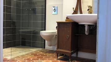 Standard Twin Room, City View | Bathroom