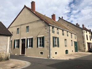 Front of property - Mansio VitAE (Nolay)