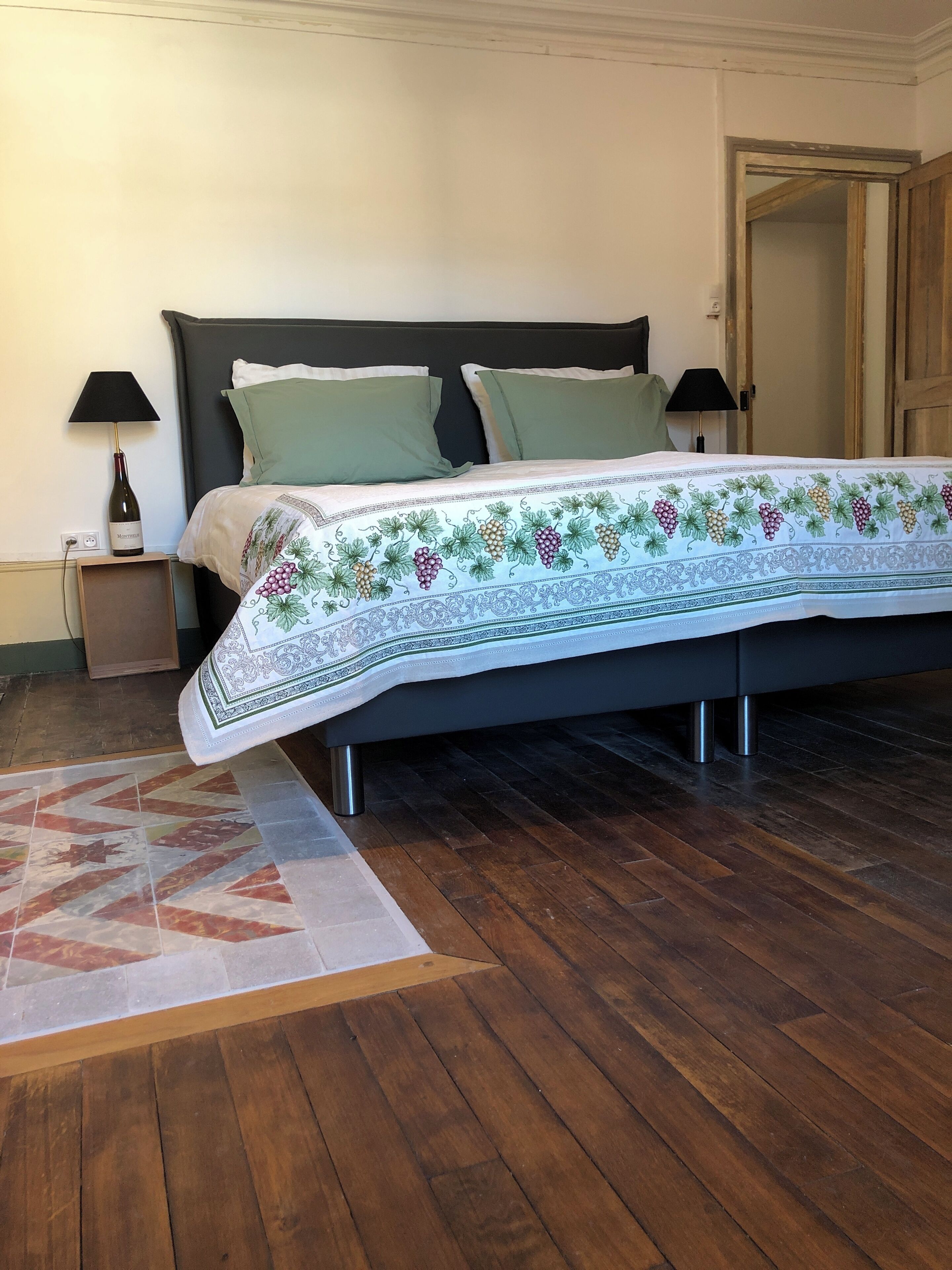 Comfort-Doppelzimmer, Blick auf den Innenhof | Schreibtisch, laptopgeeigneter Arbeitsplatz, kostenloses WLAN