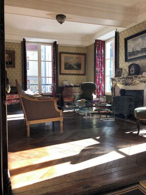 Lobby sitting area - Mansio VitAE (Nolay)