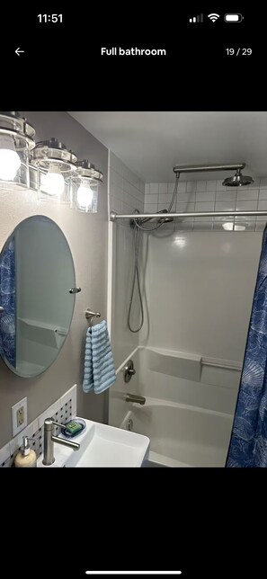 Hårtørrer, håndklæder, Sæbe, Toiletpapir