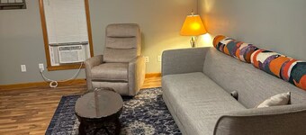 Charming 1-bedroom upstairs apartment in Austin with AC