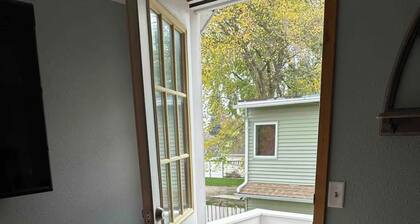 Charming 1-bedroom upstairs apartment in Austin with AC