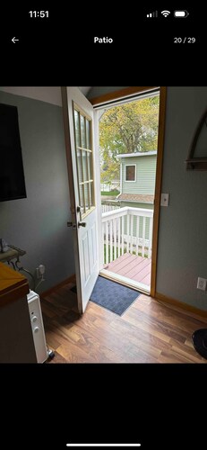 Charming 1-bedroom upstairs apartment in Austin with AC