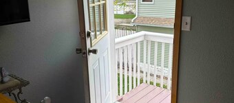 Charming 1-bedroom upstairs apartment in Austin with AC