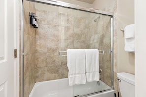 Sèche-cheveux, serviettes fournies, savon, papier toilette
