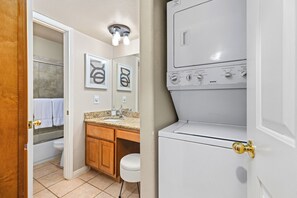 Haartrockner, Handtücher, Seife, Toilettenpapier