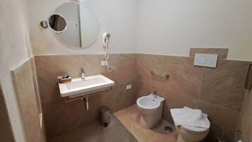 Douche, sĂšche-cheveux, bidet, serviettes fournies