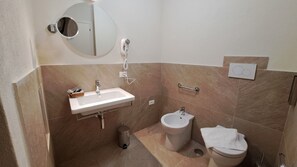 Shower, hair dryer, bidet, towels