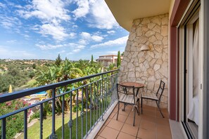Property grounds - Apartment 'Vale Da Pinta T1' with Shared Pool, Wi-Fi and Air Conditioning (Estômbar)