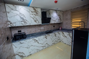 Fridge, microwave, dishwasher, cookware/dishes/utensils - Velvego apartment (Lagos)