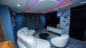 Căn hộ phong cách cổ điển, ban công, quang cảnh hồ bơi | Khu phòng khách