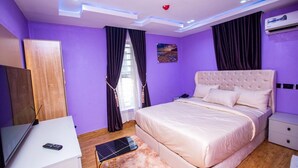 Căn hộ phong cách cổ điển, ban công, quang cảnh hồ bơi