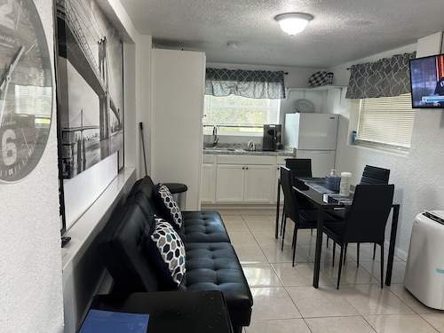 Delightful apartment with AC in sunny Delray Beach