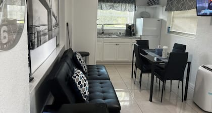 Delightful apartment with AC in sunny Delray Beach