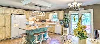 4-bedroom house in peaceful Higden minutes from the lake