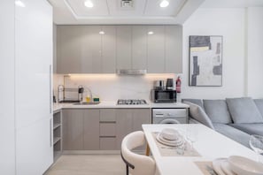 Réfrigérateur, four à micro-ondes, un four, surface de cuisson