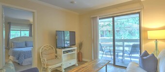 Fiddler’s Cove Retreat | Top-Floor Beach Condo, Pool, Walk to Shore