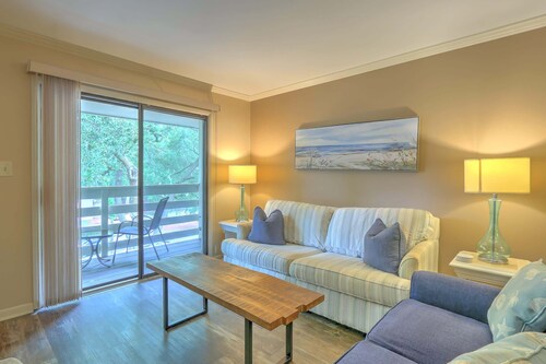 Fiddler’s Cove Retreat | Top-Floor Beach Condo, Pool, Walk to Shore