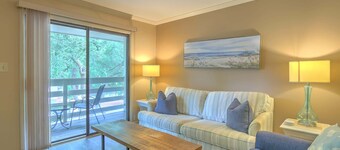 Fiddler’s Cove Retreat | Top-Floor Beach Condo, Pool, Walk to Shore