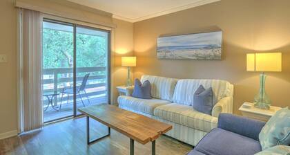 Fiddler’s Cove Retreat | Top-Floor Beach Condo, Pool, Walk to Shore