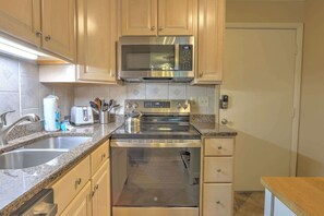 Fridge, microwave, oven, stovetop - Fiddler’s Cove Retreat | Top-Floor Beach Condo, Pool, Walk to Shore (Hilton Head Island)