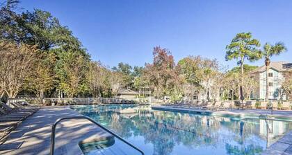 Fiddler’s Cove Retreat | Top-Floor Beach Condo, Pool, Walk to Shore