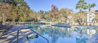 Fiddlerâs Cove Retreat | Top-Floor Beach Condo, Pool, Walk to Shore