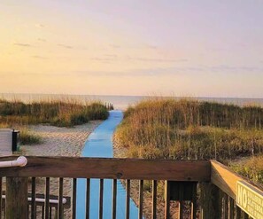 Property grounds - Fiddler’s Cove Retreat | Top-Floor Beach Condo, Pool, Walk to Shore (Hilton Head Island)