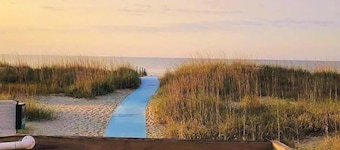 Fiddler’s Cove Retreat | Top-Floor Beach Condo, Pool, Walk to Shore