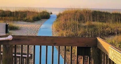 Fiddler’s Cove Retreat | Top-Floor Beach Condo, Pool, Walk to Shore