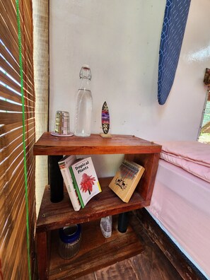 Habitación estándar doble, patio, vistas al jardín | Tabla de planchar con plancha y ropa de cama