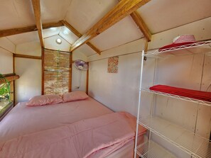 Habitación doble estándar, patio, vista al jardín | Tabla de planchar con plancha y ropa de cama 