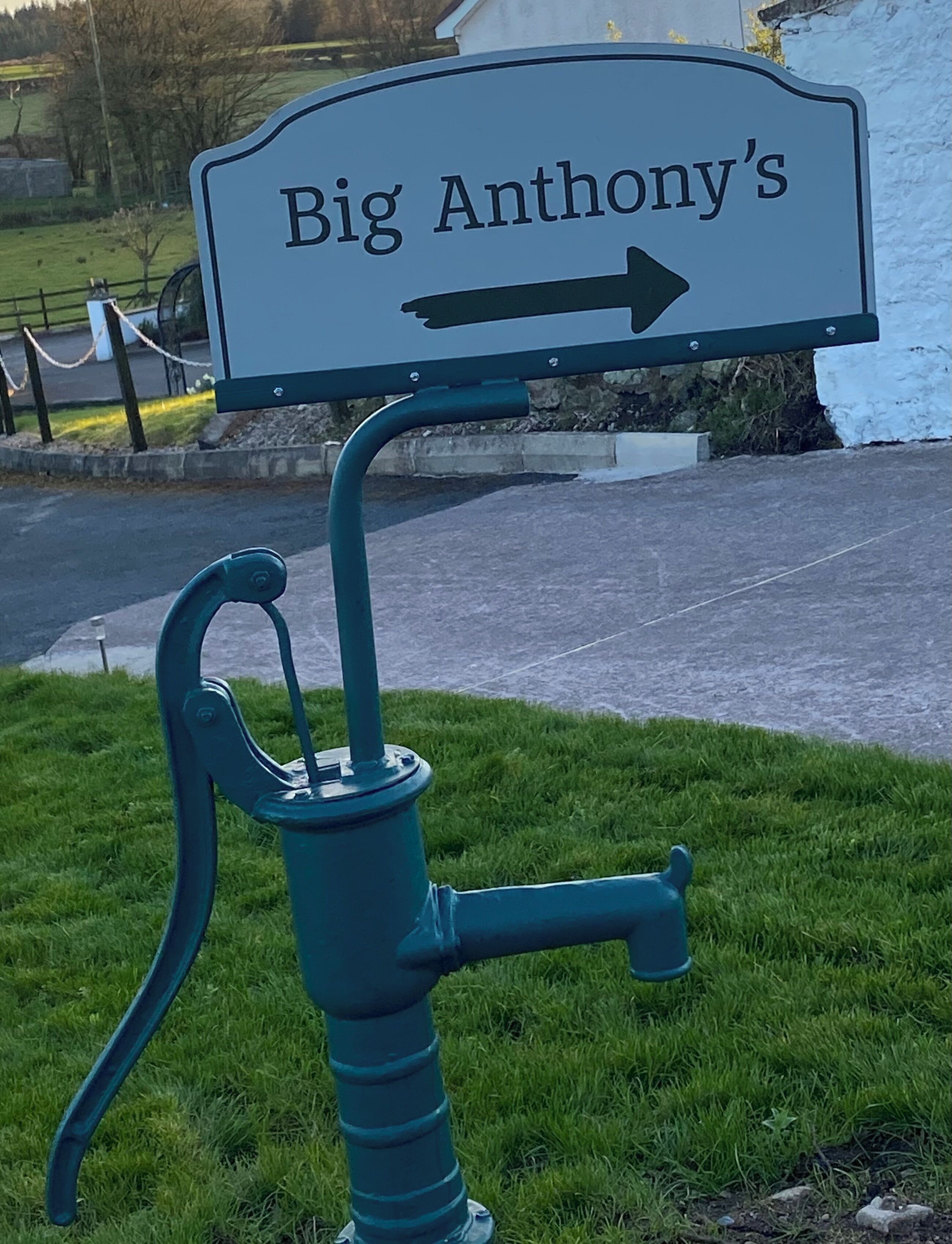 Schild für Big Anthony's mit einem nach rechts zeigenden Pfeil.
