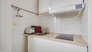 Een koelkast, een magnetron, een koffiezetapparaat/waterkoker