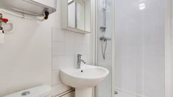 Douche, sèche-cheveux, serviettes fournies